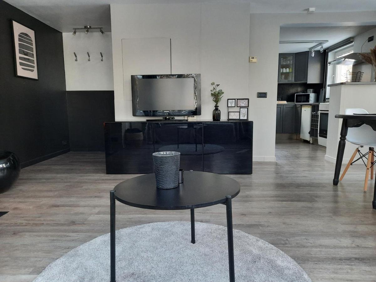 La Pinede - Charmante Maison De Village Hotton Zewnętrze zdjęcie